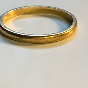 10kt Gold Slim Band Ring - Women's Jewelry. Simple and elegant 🩷